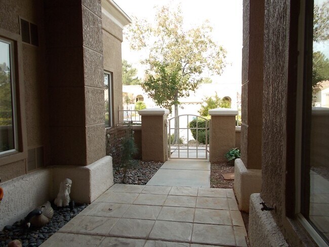 Foto del edificio - Single-Story Townhome with Golf Course Views in Summerlin