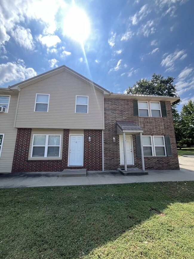 Building Photo - 806 Foster Ln