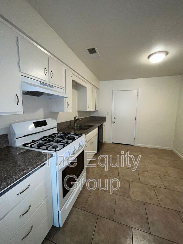 Foto del edificio - 1623 E Douglas Ave