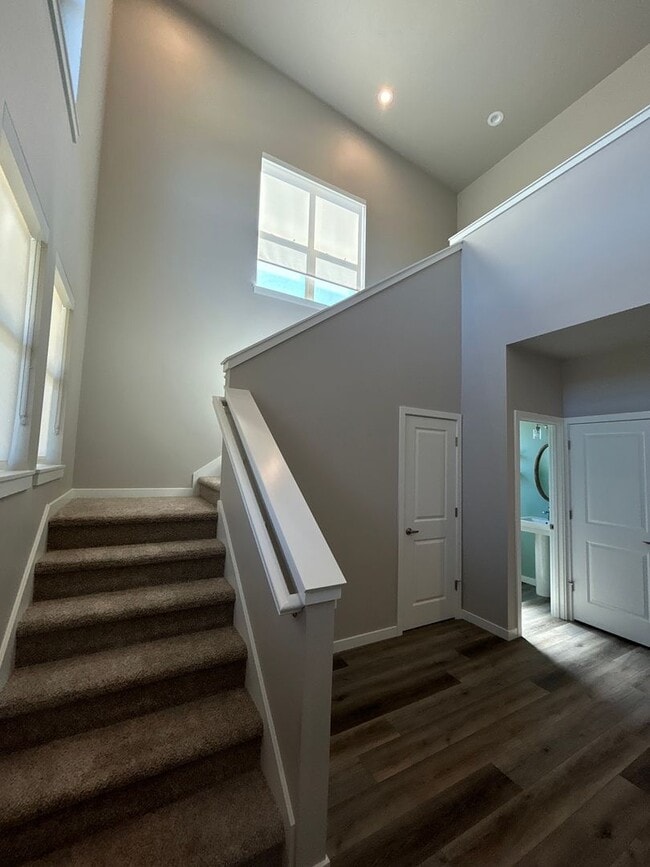 Building Photo - 2 Bedroom Townhouse in SW Redmond