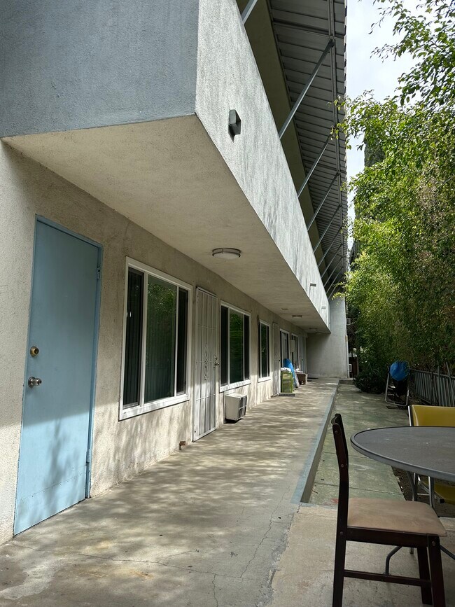 Building Photo - 1736 N Mariposa Ave