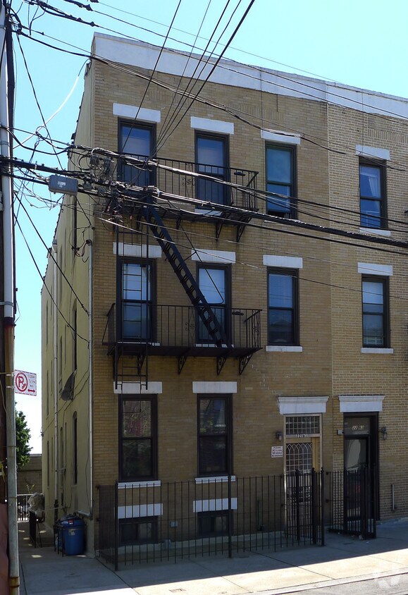 Foto principal - 22-61 43rd St