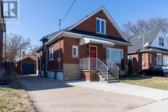 Photo du bâtiment - 214 Kenilworth Ave S