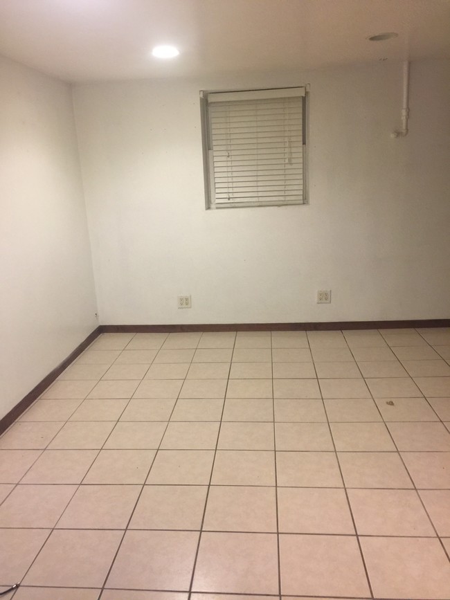 Foto del edificio - 2326 W Eastwood Ave