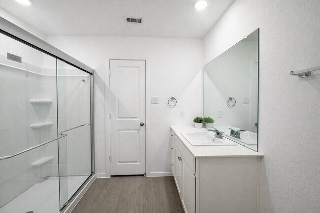 Foto del edificio - 15679 Plum Brk Dr