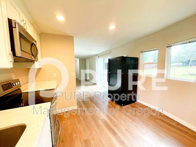 Foto del edificio - 10806 NE Prescott St