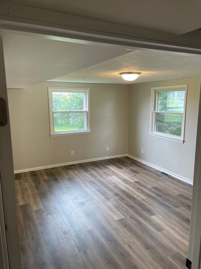 Master bedroom - 1902 E Rosemont Dr