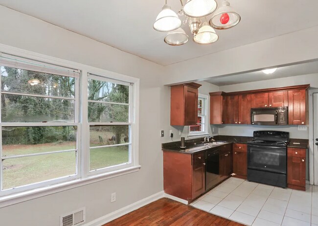 Foto del edificio - 3-bedroom, 1.5-bath in Decatur! ***Get 50% Off Your First Month! Limited Time – Ends February!***