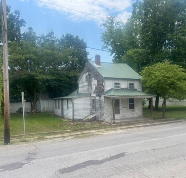 Building Photo - Historic Downtown! $390 Month / $800 Down