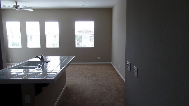 Fotografía del edificio - 5057 Waterview Way