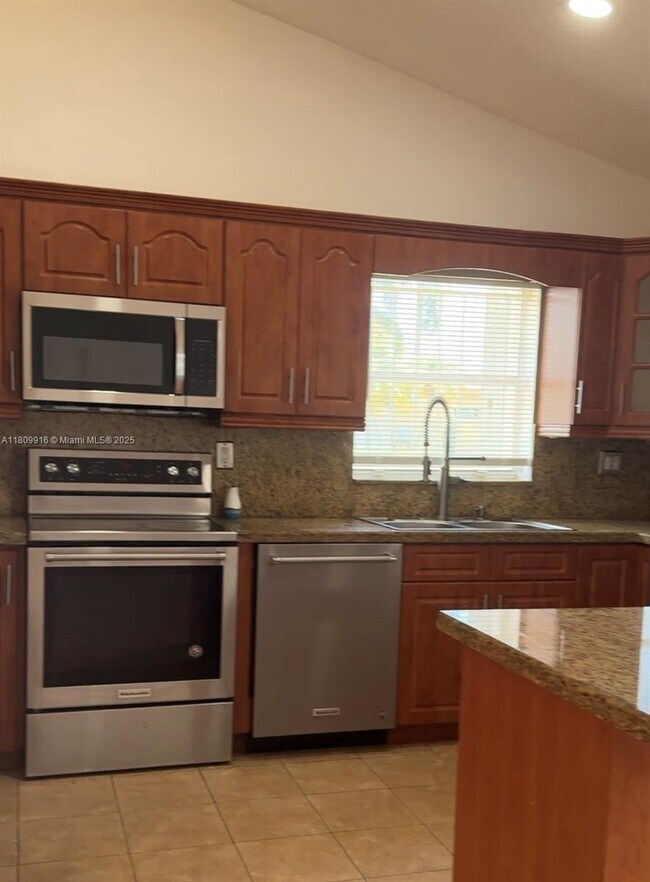 Foto del edificio - 18645 NW 54th Ct