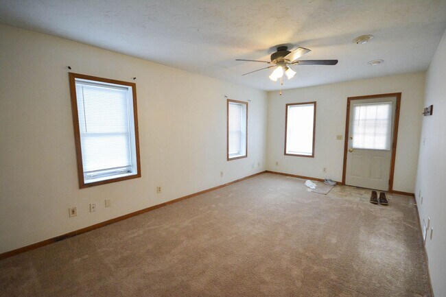 Building Photo - Cute house, great location, move in and ma...