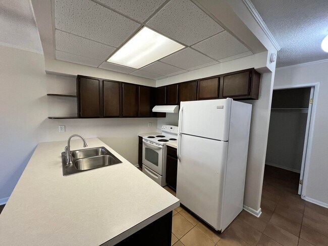 Building Photo - UPDATED AND CLEAN UNFURNISHED CONDO