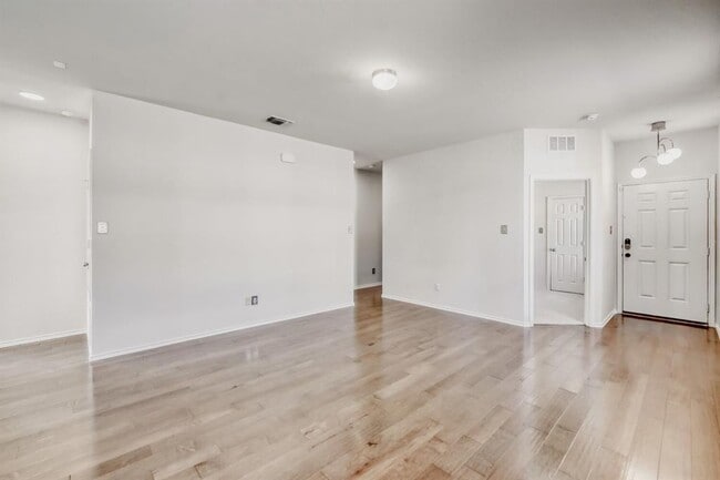 Building Photo - 183 Eves Necklace Dr.