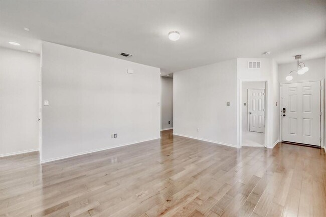 Foto del edificio - 183 Eves Necklace Dr.