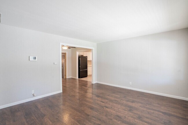 Building Photo - 2 Bed 1 Bath With Bonus Room! Move-in Ready