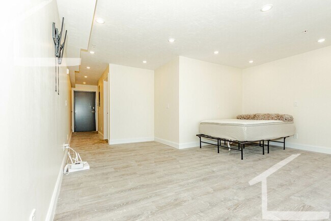 Building Photo - Spacious 1-Bedroom with Patio & Modern Fin...