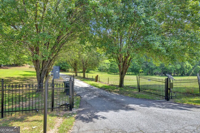 Foto del edificio - 3442 Skyland Dr