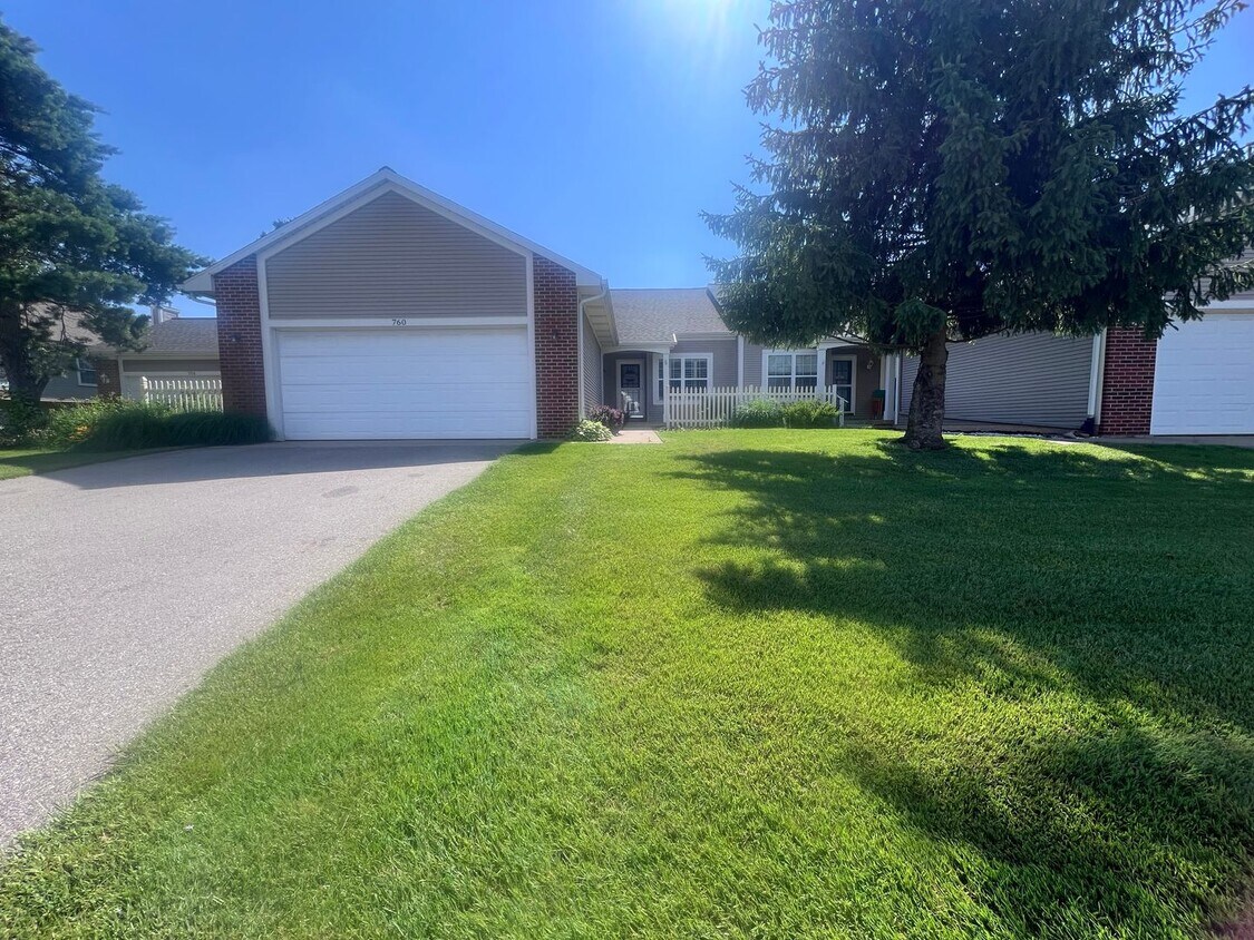 Foto principal - Spacious 3 bedroom Condo In Comstock Park
