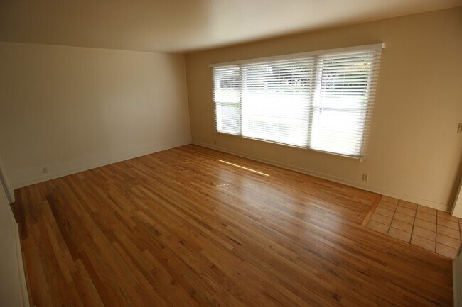 Building Photo - 202 w Romie ln