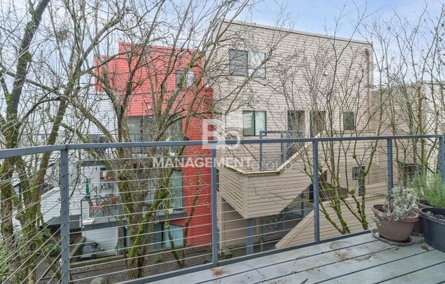 Foto del edificio - Spacious Riverfront Condo- Beautiful Condo w/River View from Bedroom! Parking Included!