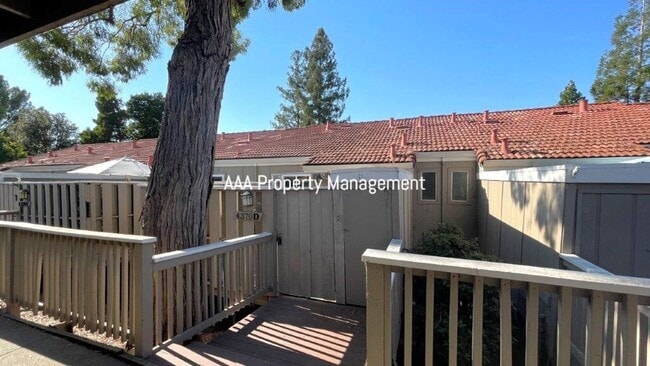 Building Photo - Concord Beautiful 4 bedroom 2.5 bathroom townhouse, 1496 sq ft available now!