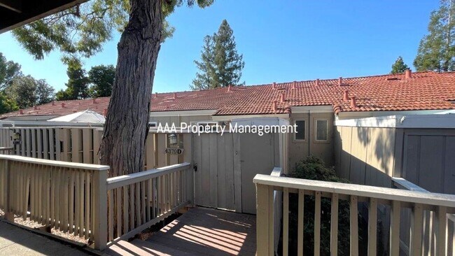 Foto del edificio - Concord Beautiful 4 bedroom 2.5 bathroom townhouse, 1496 sq ft available now!