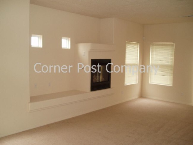Foto del edificio - Two story 3 bedroom home