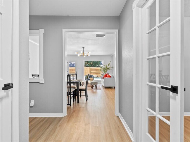 Building Photo - 207 Burgundy Ln