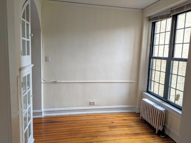Building Photo - 904 Hinman Ave