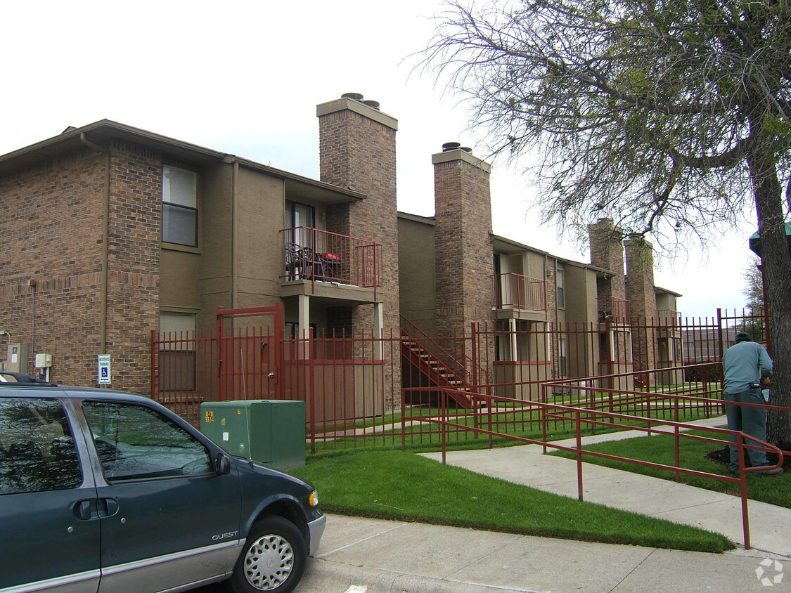 Foto principal - Pine Oaks Apartments