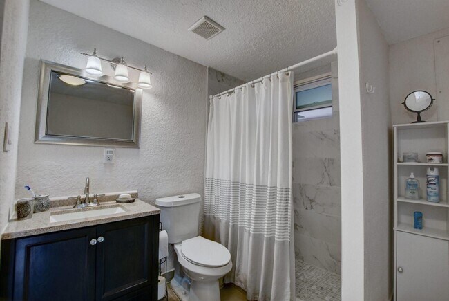 Foto del edificio - 1371 Woodcrest Rd N