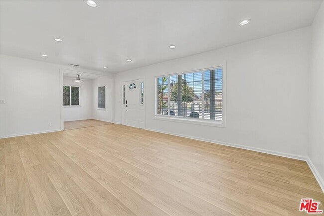 Foto del edificio - 17226 Vanowen St