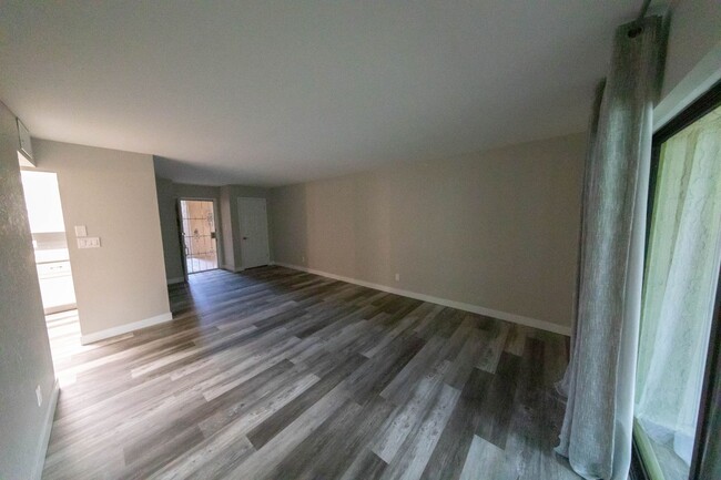 Building Photo - Beautiful first floor 3-bedroom condo loca...