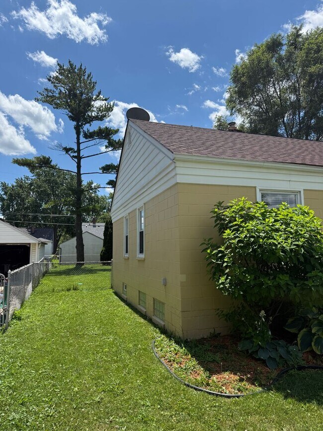 Building Photo - Move-In Ready 2-bedroom, 2-bathroom Home n...