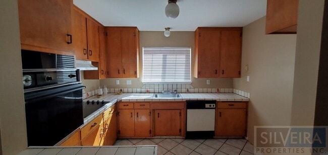 Foto del edificio - 1642 N Russell Ave