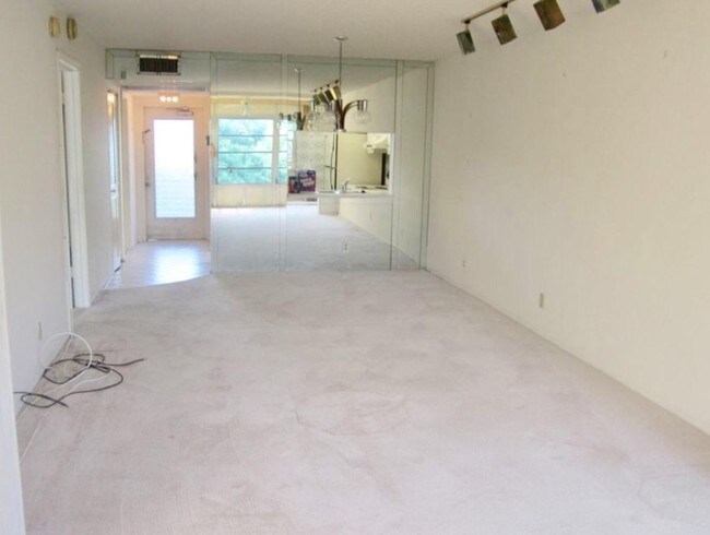 Building Photo - 9325 Lagoon Pl