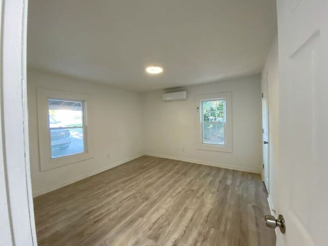 Building Photo - Main-level apartment near UWG