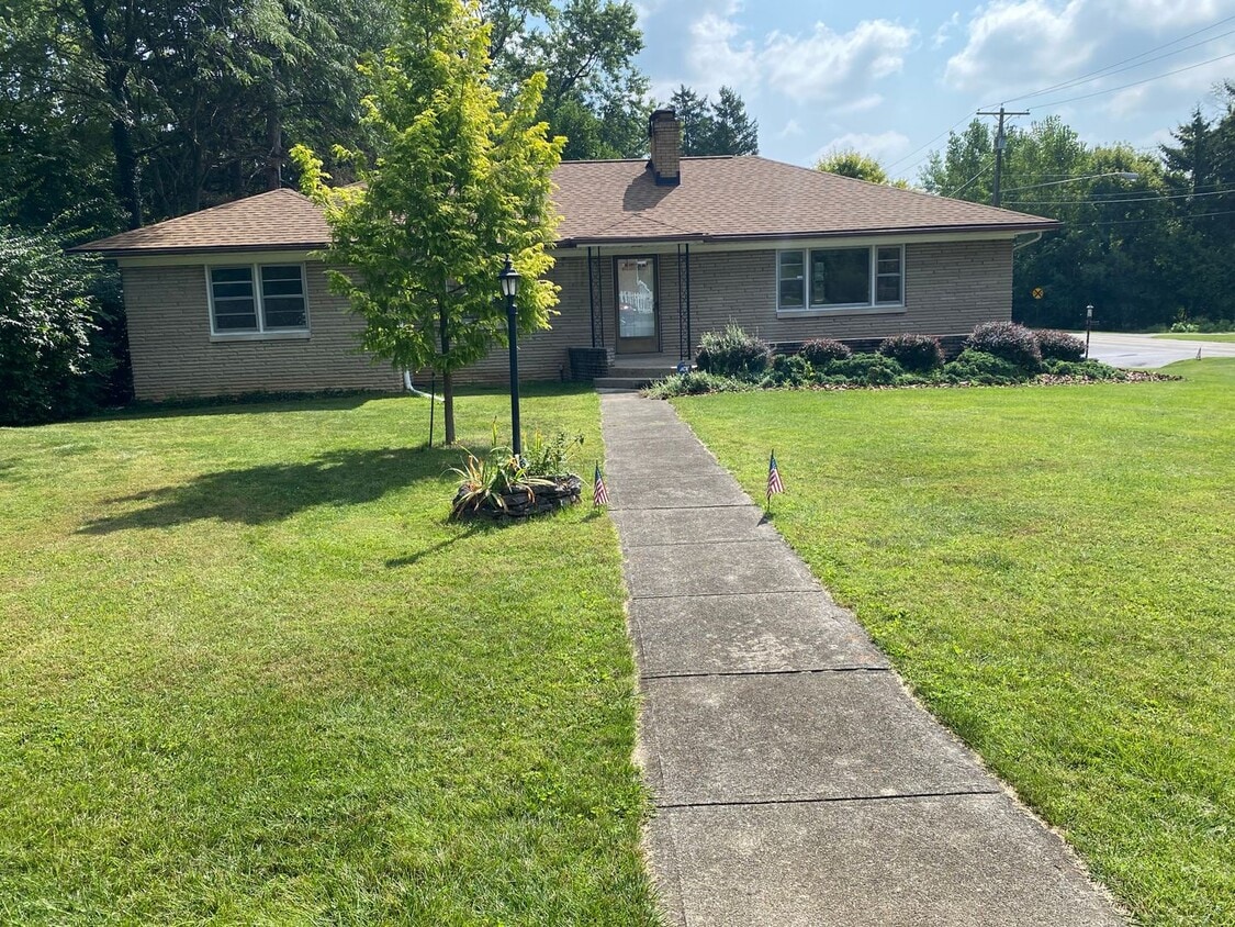 Foto principal - Charming 3 Bedroom, 3 Bathroom Ranch Home ...