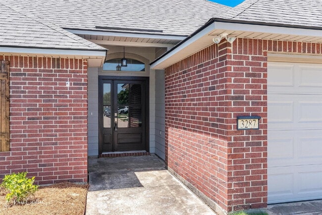 Building Photo - "Charming 3-Bedroom Retreat with 2 Full Ba...