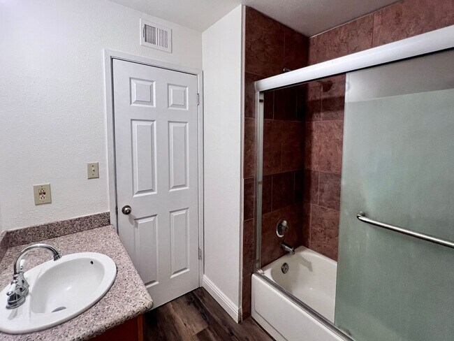 Foto del edificio - $2,250 Ashlan & Cornelia, 3 Bedroom House-...