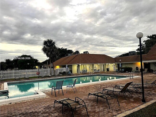 Foto del edificio - 5482 Lakewood Cir S