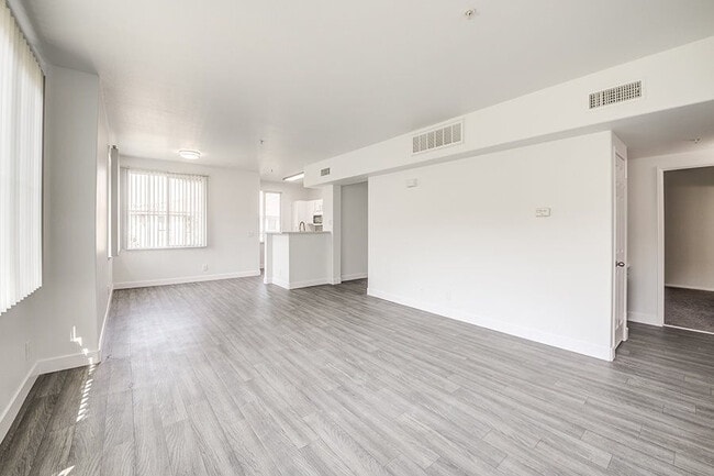 Building Photo - Hidden Valley