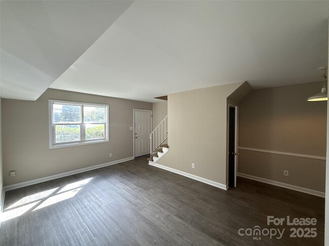 Foto del edificio - 1613 N Sharon Amity Rd