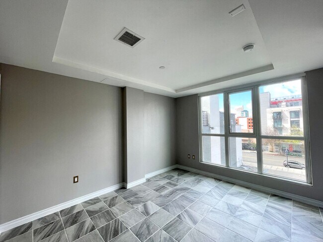Building Photo - Great 1B/1BA Downtown Condo w/ Parking!