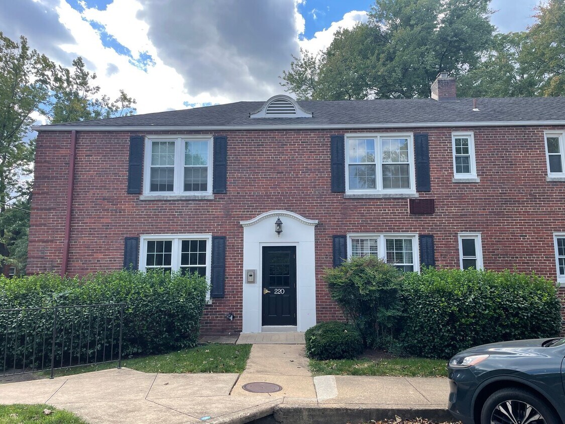 Primary Photo - Spacious Corner unit 1 BR 1 BA