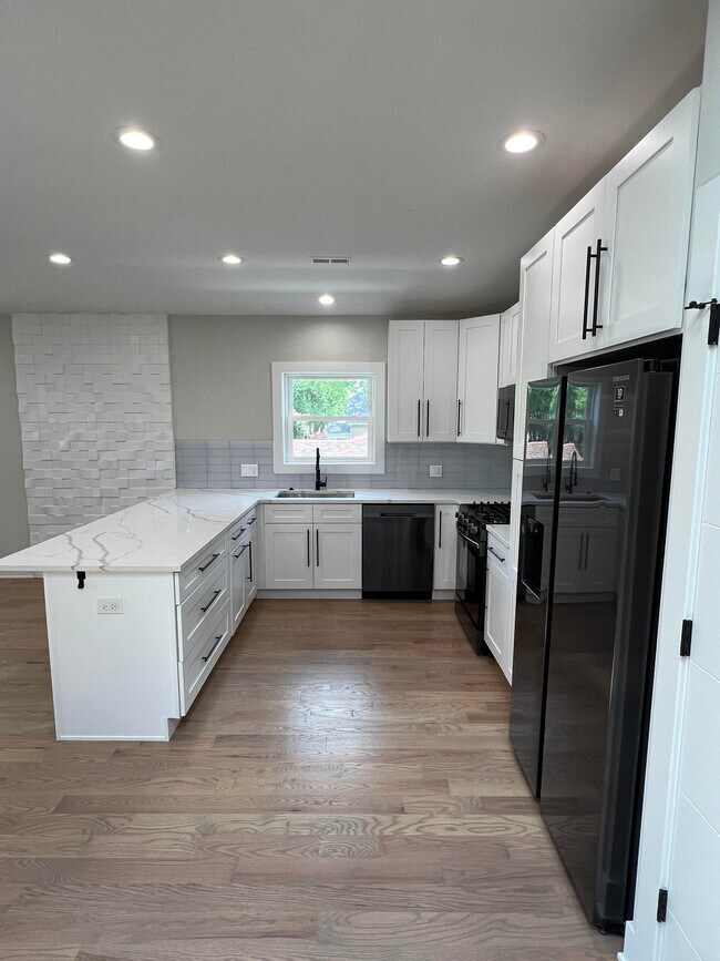 Foto del edificio - 5907 W Waveland Ave