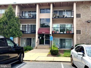 Building Photo - 7613 Fontainebleau Dr