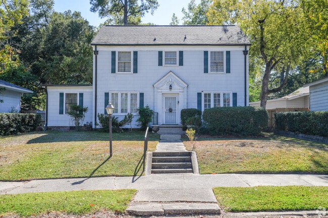 In some Jackson neighborhoods, you can find Georgian architecture.