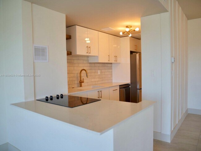 Foto del edificio - 880 NE 69th St
